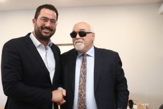 Δημοκρατική πανστρατιά με αμφίπλευρα ανοίγματα